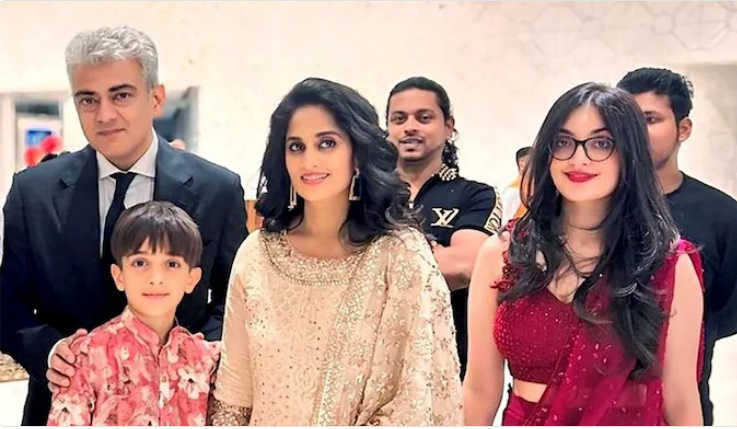 పద్మభూషణ్ అవార్డు కోసం ఢిల్లీకి చేరుకున్న హీరో అజిత్ కుమార్ కుటుంబం..