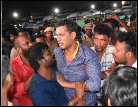 హీరో విశాల్‌ కళ్లు తిరిగి వేదికపైనే పడిపోయిన వైనం..!