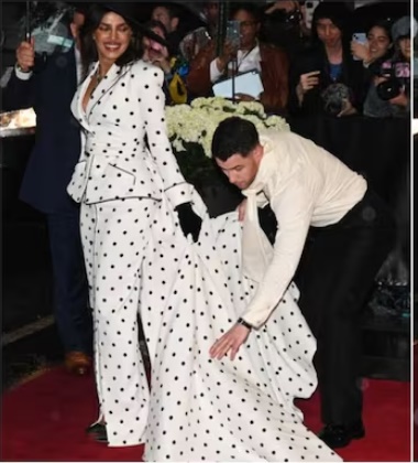 మెట్ గాలా 2025: ప్రియాంక చోప్రా గౌనును సర్దుతున్న భర్త నిక్ జోనాస్