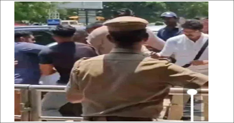 విజయ్ అభిమానిపై తుపాకీ గురి పెట్టిన బాడీగార్డ్..