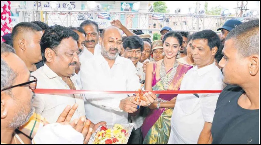కరీంనగర్లో షాపింగ్ మాల్ ప్రారంభించిన హీరోయిన్ మీనాక్షి