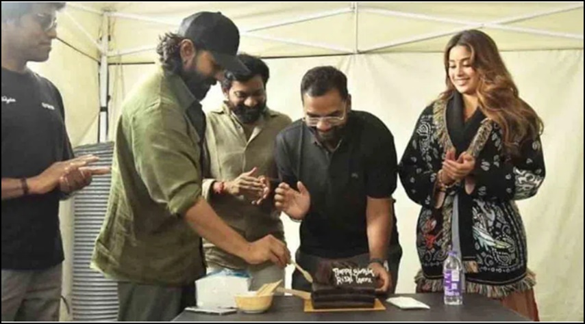 ‘పెద్ది’ సినిమా షూటింగ్ నుండి బర్త్డే కేక్ కటింగ్ ఫొటో!