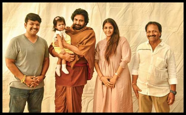 ‘వీరమల్లు’ దర్శకుని ఫ్యామిలీతో పవన్కళ్యాణ్!