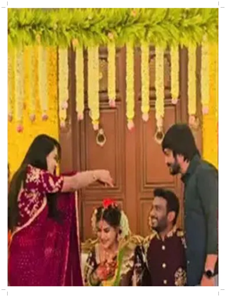 బిగ్ బాస్ బ్యూటీ సీమంతం వేడుక..