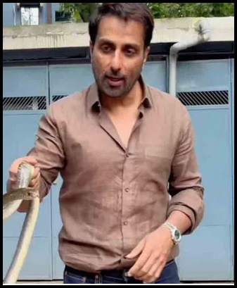 ఇంట్లోకి వచ్చిన పామును పట్టుకున్న సోనూసూద్..