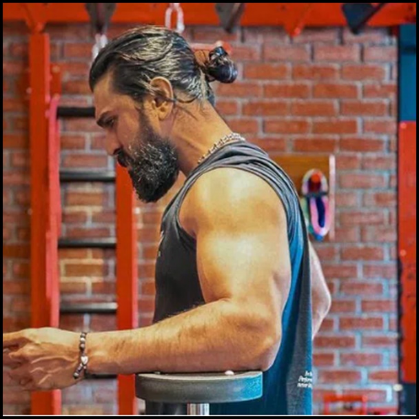 కండల వీరుడిగా కనిపించిన రామ్ చరణ్..