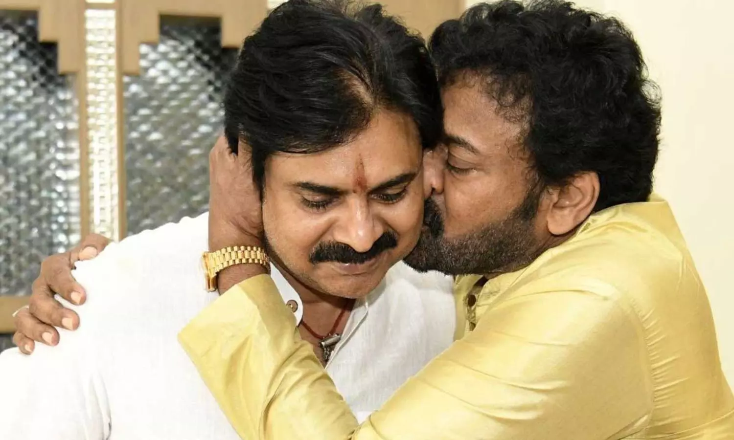 పవన్ కళ్యాణ్‌కి విజయోస్తు దీవెనలతో: చిరంజీవి