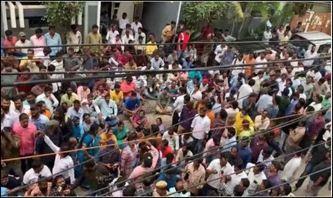 సినీ కార్మికులు తాత్కాలికంగా పనిచేస్తున్నారు.. ఇంకా కొలిక్కిరాని సమ్మె..