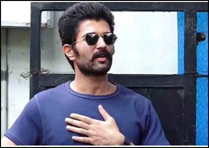 విజయ్ దేవరకొండ కారుకు ప్రమాదం