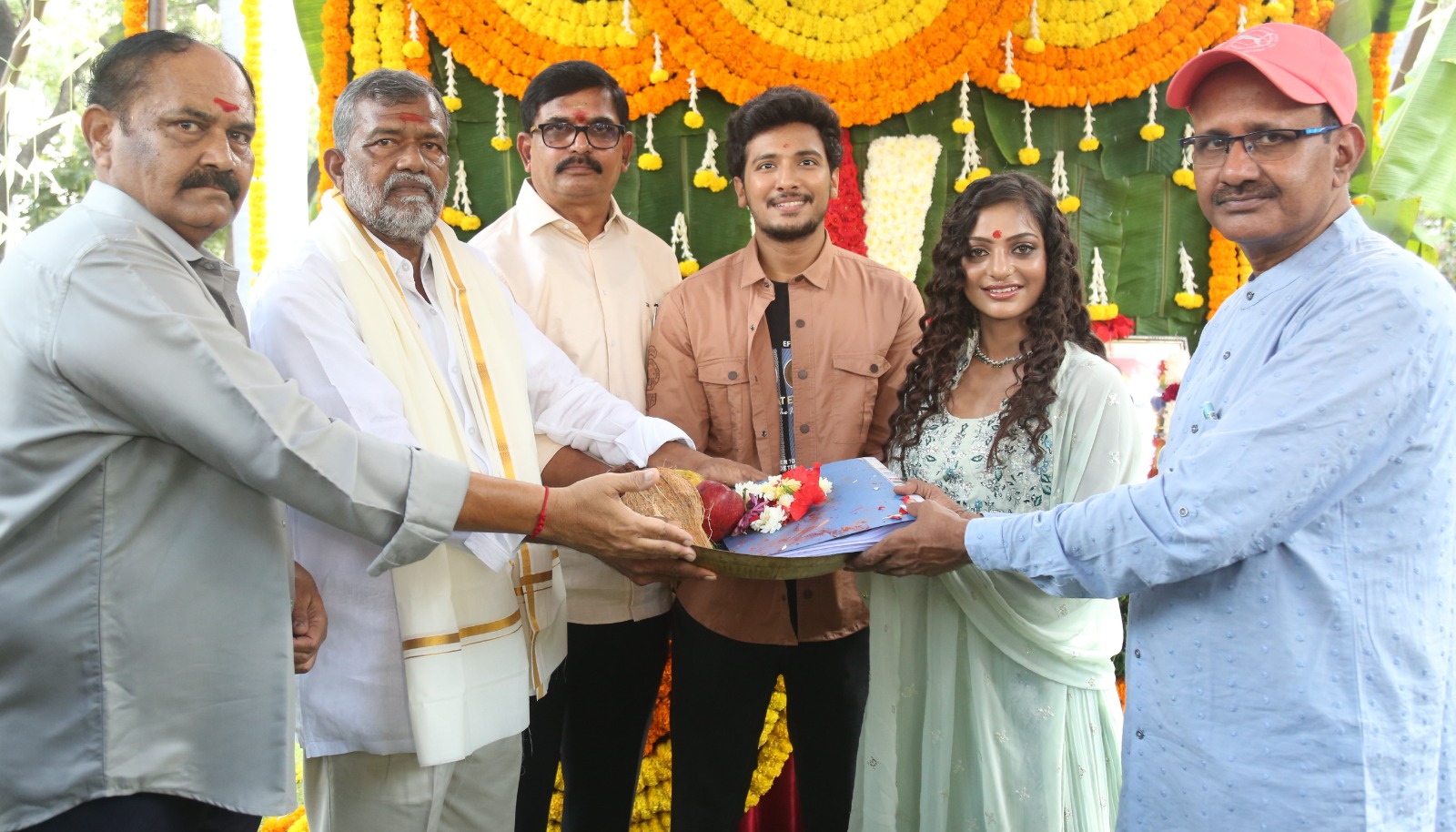 కుంభమేళా ఫేమ్ మోనాలిసా కథానాయికగా ‘లైఫ్’ ప్రారంభం