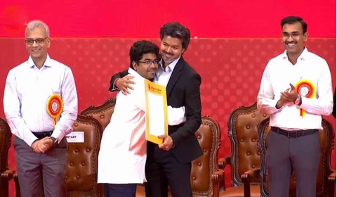 డాక్టర్‌కు హగ్ ఇచ్చిన సీఎం విజయ్